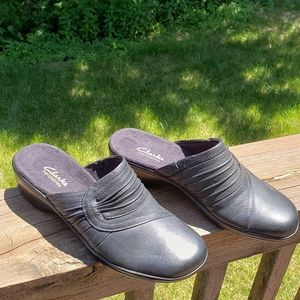 NWOT Clarks bendables leather slip-on